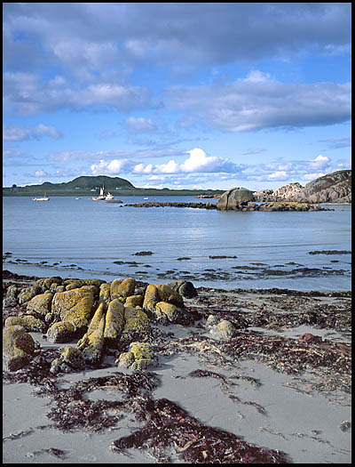 The small sandy beach at Fionnphort
                (isle of Mull), looking toward the isle of Iona,
                Scotland